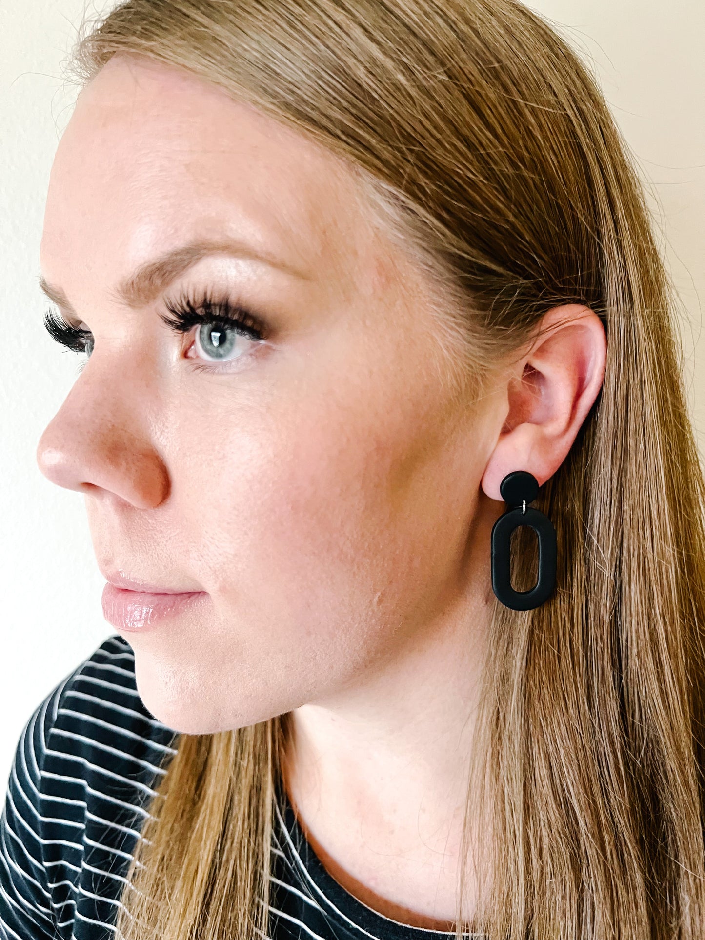 Marcie Oval Dangle - Black